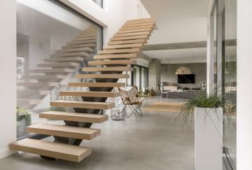 Pose d'un escalier en aluminium avec marche en bois